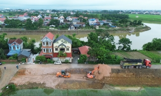 Tập trung khắc phục sự cố sạt lở đê tả Cầu, xã Hợp Thịnh